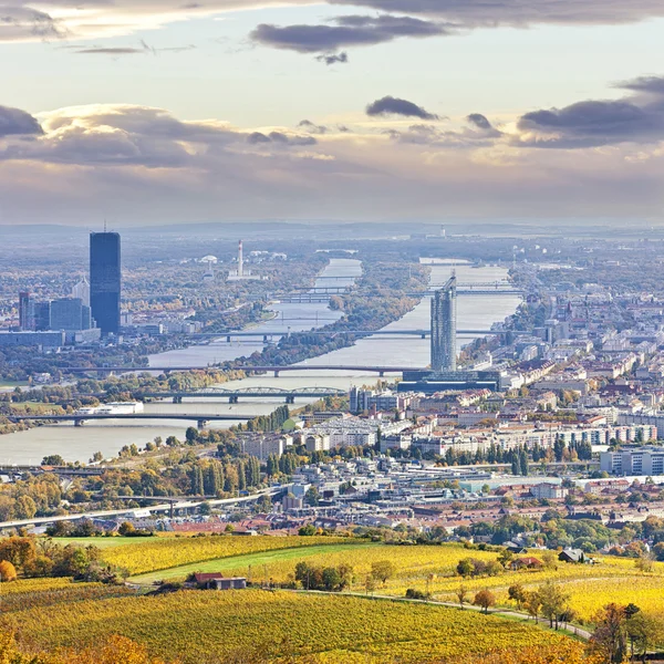 Paesaggio urbano di Vienna e Danubio in autunno al crepuscolo — Foto Stock