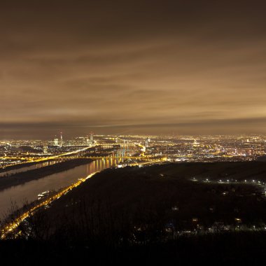 Viyana ve Tuna Nehri manzarası, gece - bakış açısı leopoldsberg