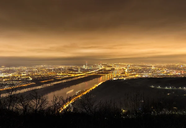 Panorama z Vídně a Dunaj v noci - hlediska leopoldsberg — Stock fotografie