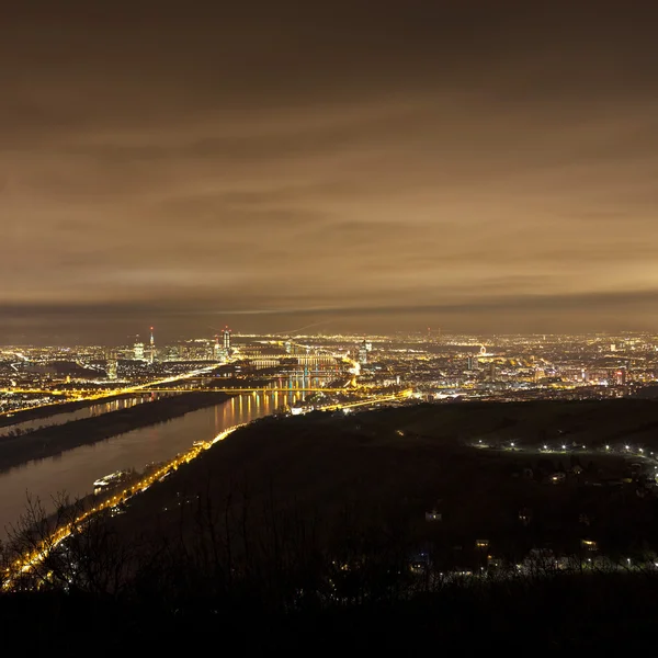 밤-관점 leopoldsberg에 비엔나 그리고 다뉴브의 스카이 라인 — 스톡 사진