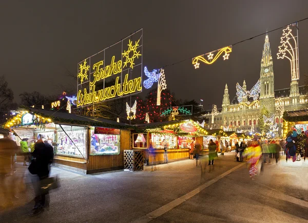 Ratusz w Wiedniu i tradycyjny Jarmark Bożonarodzeniowy w nocy — Zdjęcie stockowe