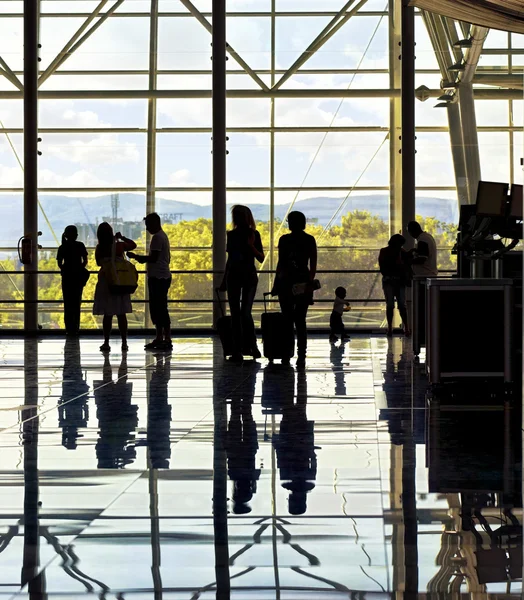 Havalimanı tanınmaz seyahat insan siluetleri — Stok fotoğraf