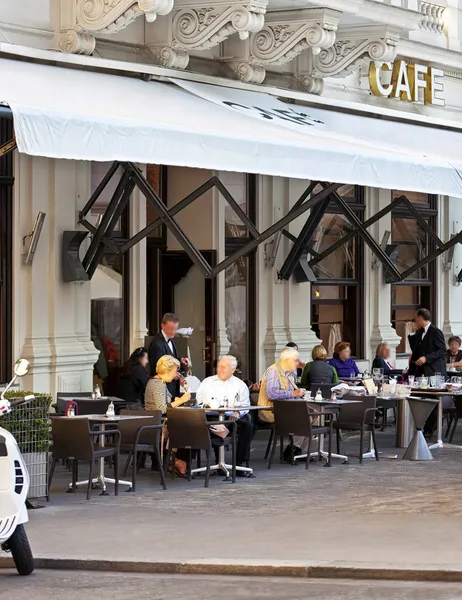 Some people enjoy a cup of coffee at a traditional Viennese Cafe — Stock Photo, Image