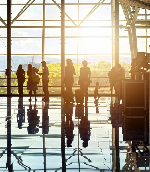 Silhouetten van onherkenbaar reizen mensen op de luchthaven — Stockfoto