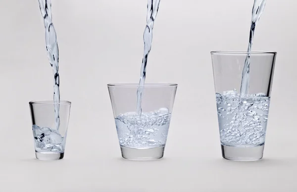 Tekoucí vody do sklenic — Stock fotografie