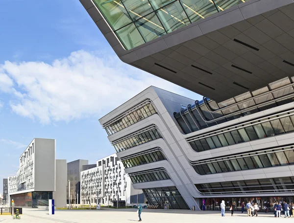 Nová budova veřejné vysoké školy ekonomie vienn — Stock fotografie