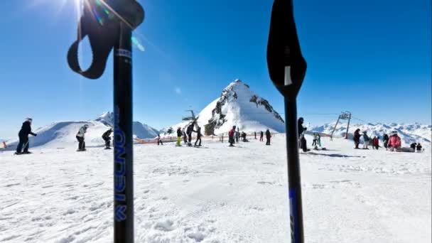 Time Lapse of a ski slope with people skiing and snowboarding — Stock Video