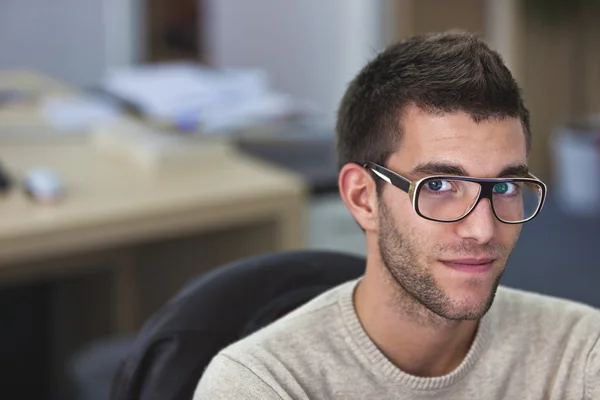 Retrato de un joven inteligente y guapo en el cargo — Foto de Stock