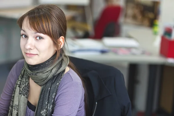 Portret van een slimme en knappe jonge vrouw in office — Stockfoto