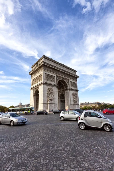 Busy traffic around the famous landmark arc de triomphe in paris — Stock Photo, Image