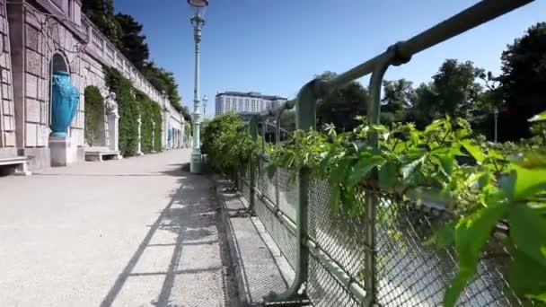 Исторический городской парк Вена с рекой Вена — стоковое видео