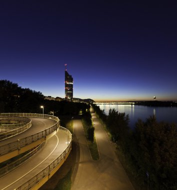 Viyana Tuna Nehri, gece ile