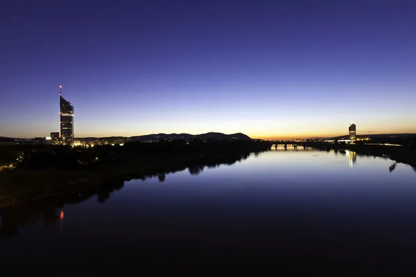 Wien med Donau-floden om natten - Stock-foto