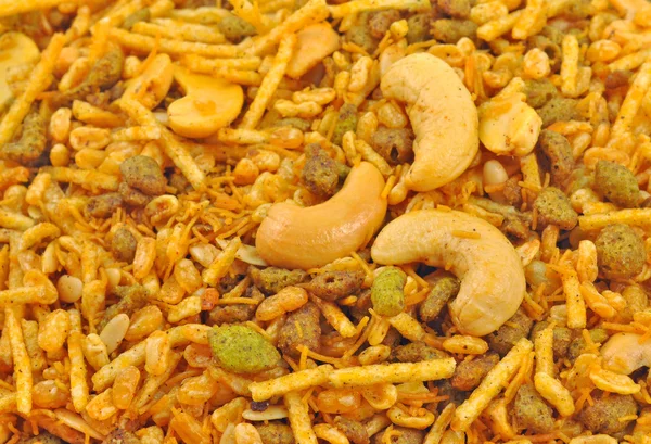 Nadi goreng dan makanan ringan kacang mete — Stok Foto
