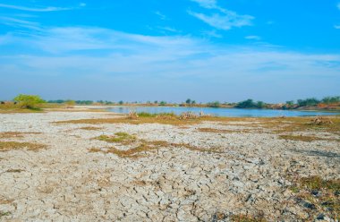kısmen kurumuş göl