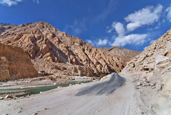 Strada lungo la valle del fiume — Foto Stock