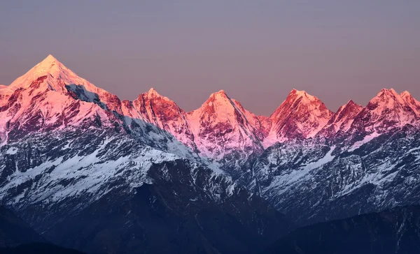 Solnedgång över berg — Stockfoto