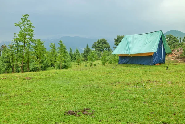 Zelt auf einer Wiese — Stockfoto