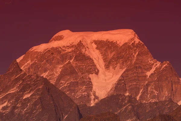 Západ slunce na vrcholu "hanthi parvat" — Stock fotografie