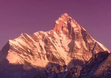 gün batımında dağ nanda devi