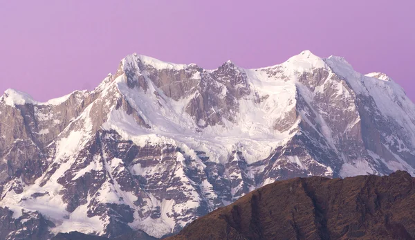 Atardecer sobre el pico cubierto de nieve —  Fotos de Stock