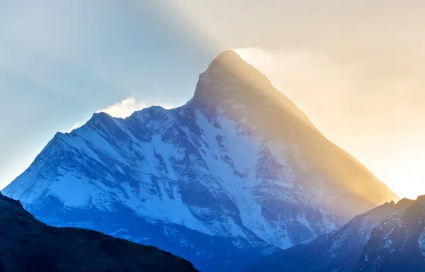 Lever de soleil derrière la montagne — Photo