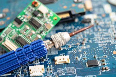 Mikro devre ana bilgisayar elektronik teknolojisi, donanım, cep telefonu, güncelleme, temizlik konsepti.