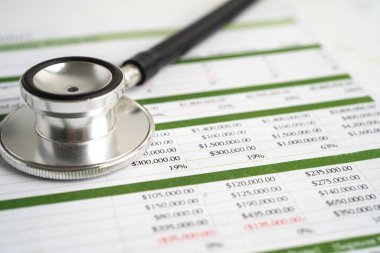 Hesap tablosu, Finans, Hesap, İstatistik, Yatırım, Analitik Araştırma Veri Ekonomisi Hesap Tablosu ve İşletme Şirketi kavramı üzerindeki steteskop.