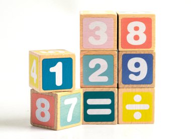 Beyaz arka planda renkli matematik sayısı, eğitim eğitimi matematik öğrenimi öğretim kavramı.