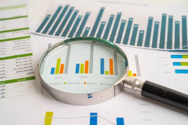 Grafik kağıdındaki büyüteç. Finansal kalkınma, Bankacılık Hesabı, İstatistik, Yatırım Analitik Araştırma Veri Ekonomisi, Borsa Ticareti, İşletme Bürosu toplantısı Konsepti.