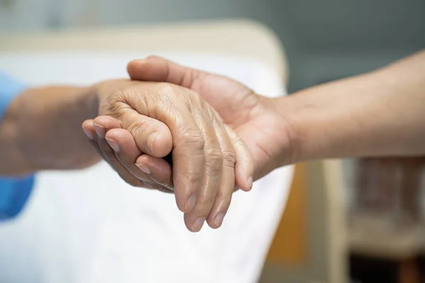 Держать Руки Азиатскую Пожилую Женщину Старшего Возраста Пожилую Женщину Пациентку — стоковое фото