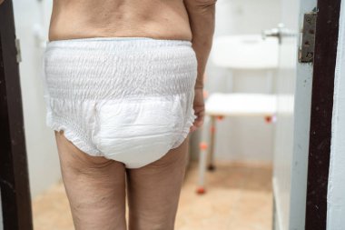 Hemşire koğuşunda idrarını tutamayan yaşlı kadın hasta Asyalı ya da yaşlı kadın. Sağlıklı güçlü tıbbi konsept..