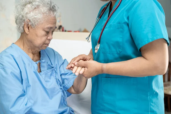 Tocando Asiática Senior Anciana Anciana Mujer Paciente Con Amor Cuidado —  Fotos de Stock