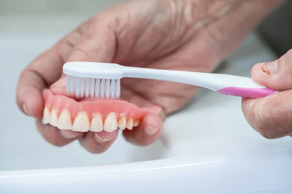 Asiatique Senior Âgée Vieille Femme Patient Utiliser Une Brosse Dents — Photo