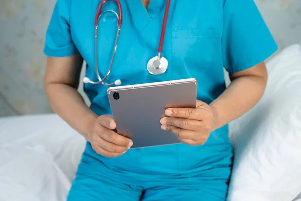 Arts Het Bezit Van Digitale Tablet Gegevens Zoeken Voor Behandeling — Stockfoto