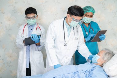 Asyalı doktor ekibi yaşlı yaşlı bayan hastada hastalık olup olmadığını kontrol edin. Enfeksiyonu tedavi etmek için yeni bir motivasyon var mı? Covid-19 Coronavirus..