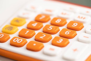 Ofisteki hesap finansmanı için turuncu renk hesap makinesindeki numara pedi.