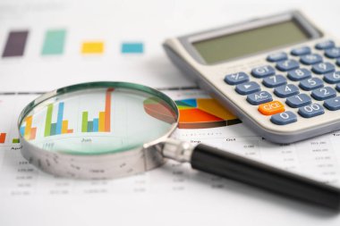 Grafik kağıdındaki büyüteç ve hesap makinesi. Finansal kalkınma, Bankacılık Hesabı, İstatistik, Yatırım Analitik Araştırma Veri Ekonomisi, Borsa Ticareti, İş yeri Konsepti.