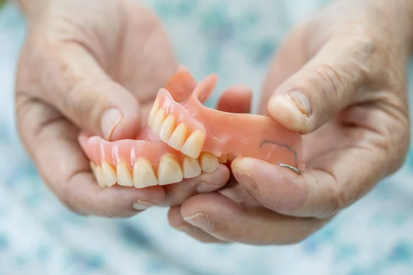 Asiática Senior Anciana Anciana Paciente Sosteniendo Usar Dentadura Postiza Enfermería — Foto de Stock