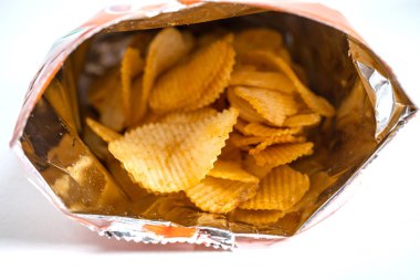 Patates cipsi, leziz BBQ baharatlı Crips için ince dilimlenmiş kızarmış abur cubur açık poşette fast food..