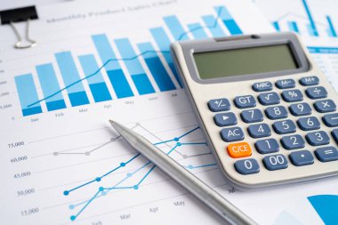 Çizelge ve grafik çizelgesi üzerinde hesap makinesi. Finans geliştirme, Bankacılık Hesabı, İstatistik, Yatırım Analitik Araştırma Veri Ekonomisi, Borsa Ticareti, Ticaret Şirketi Konsepti.