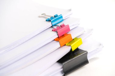 İş yeri kliplerinde rapor dosyaları yığını.