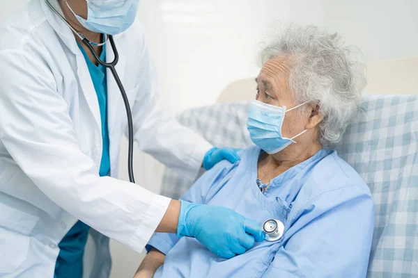 Médico Ayuda Asiática Senior Anciana Anciana Mujer Paciente Usando Una —  Fotos de Stock