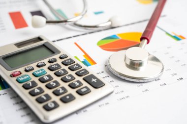 Hesap makinesi, finans, hesap, istatistik, analitik araştırma verileri ve işletme sağlık konsepti üzerine steteskop.