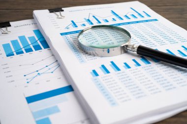 Grafik kağıdındaki büyüteç. Finansal kalkınma, Bankacılık Hesabı, İstatistik, Yatırım Analitik Araştırma Veri Ekonomisi, Borsa Ticareti, İşletme Bürosu toplantısı Konsepti.