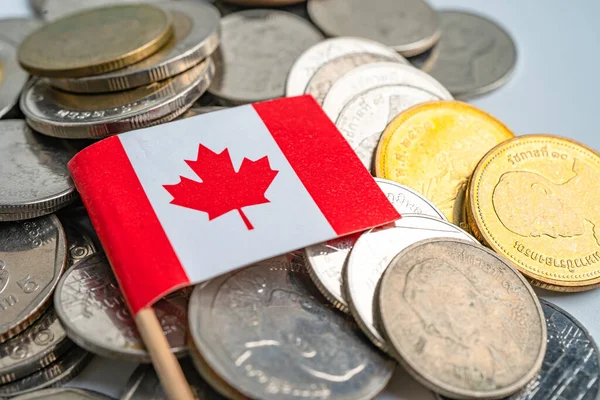 Montón Monedas Con Bandera Canadá Sobre Fondo Blanco — Foto de Stock