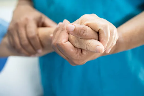 Врач Держащийся Трогательные Руки Азиатская Пожилая Пожилая Старуха Пациентка Любовью — стоковое фото