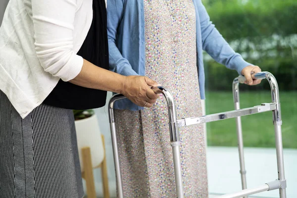 Asiatiska Äldre Eller Äldre Kvinna Patient Promenad Med Vandrare Vårdcentral — Stockfoto