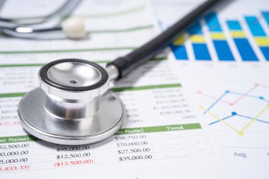 Çizelgeler ve grafikler üzerindeki steteskop kağıt, Finans, Hesap, İstatistik, Yatırım, Analitik araştırma veri ekonomisi ve İş dünyası kavramı.