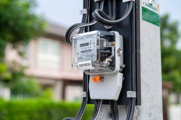Ofisteki Enerji Maliyeti Için Elektrik Ölçüm Sayacı — Stok fotoğraf